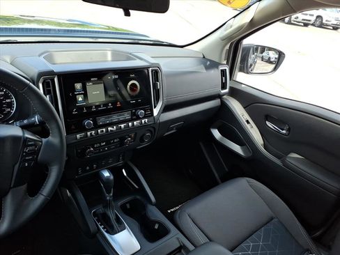Certified 2025 Nissan Frontier SV w/ SV Convenience Package AWD/4WD image 7