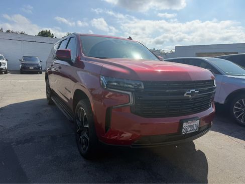 Used 2024 Chevrolet Suburban RST w/ Luxury Package RWD image 2