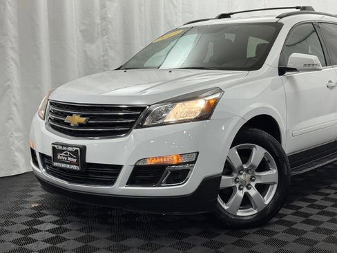 Used 2017 Chevrolet Traverse LT w/ Style and Technology Package image 5