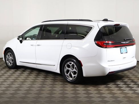 Used 2023 Chrysler Pacifica Limited image 13