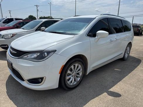 Used 2018 Chrysler Pacifica Touring-L FWD image 1