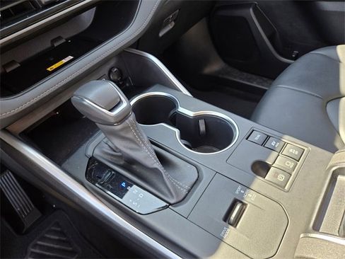 Used 2023 Toyota Highlander XLE image 28