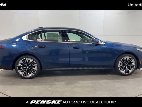 Used 2025 BMW 530i w/ Premium Package image 9