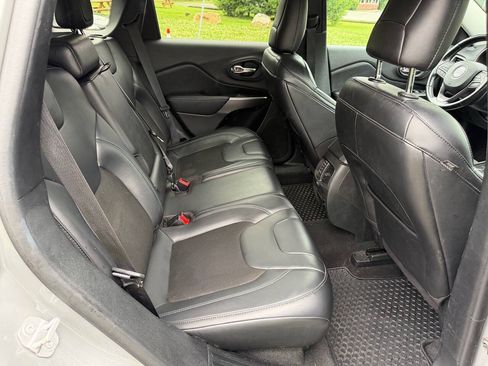 Used 2020 Jeep Cherokee Latitude Plus w/ Comfort/Convenience Group AWD/4WD image 18