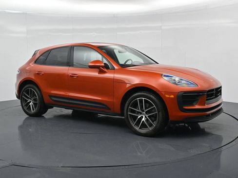 Certified 2024 Porsche Macan AWD/4WD image 9