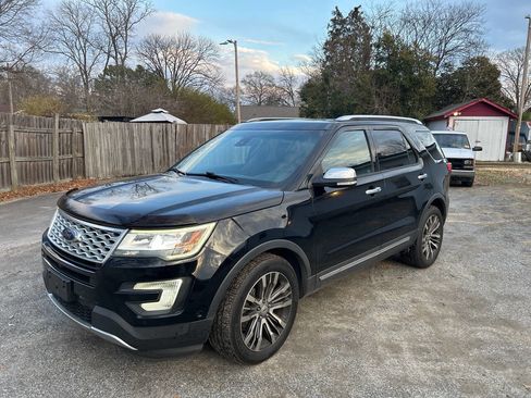 Used 2017 Ford Explorer Platinum image 3