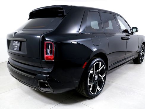 New 2026 Rolls-Royce Cullinan Black Badge image 2