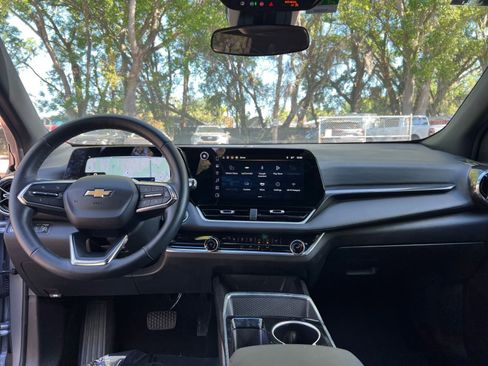 Used 2025 Chevrolet Equinox LT image 30