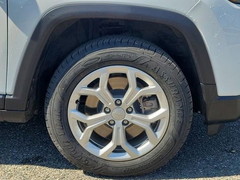 Used 2024 Jeep Compass Latitude image 6