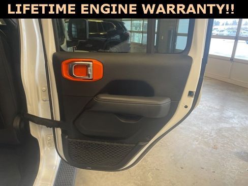 Used 2018 Jeep Wrangler Unlimited Sahara image 31