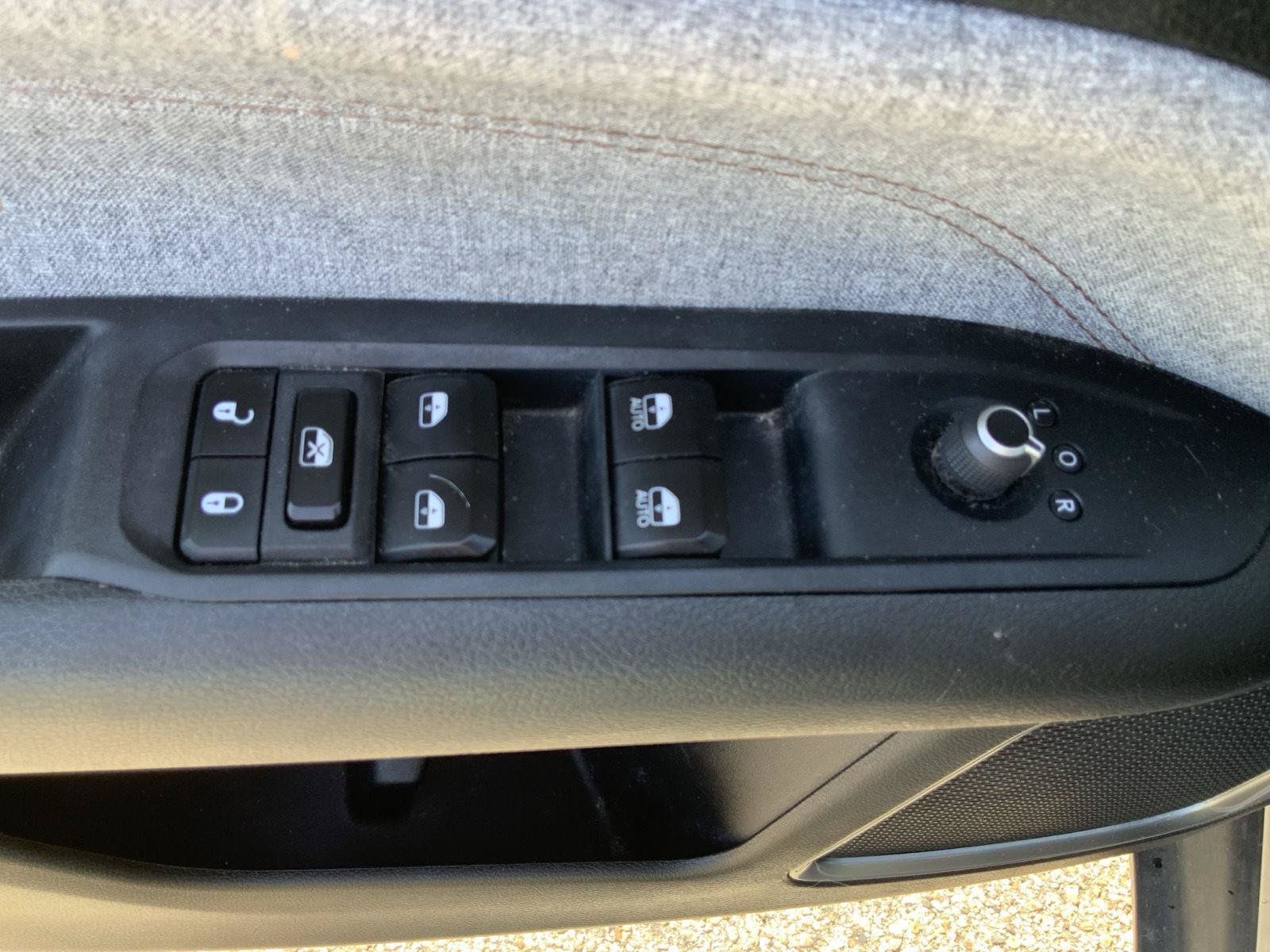 Used 2023 Jeep Compass Latitude AWD/4WD image 19