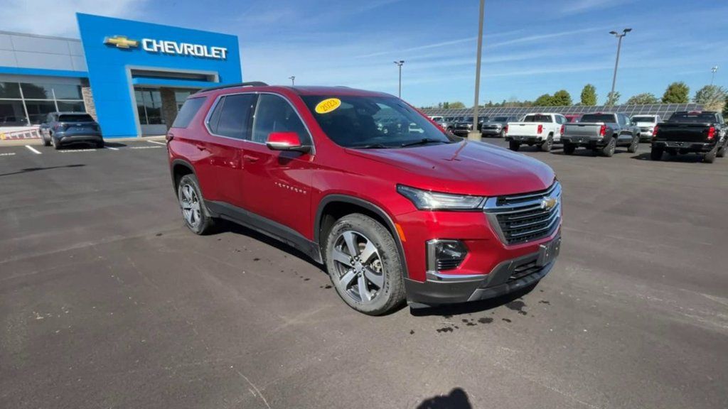 Used 2023 Chevrolet Traverse LT w/ LT Premium Package AWD/4WD image 2