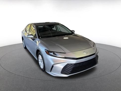Used 2025 Toyota Camry LE image 3