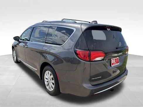 Used 2018 Chrysler Pacifica Touring-L FWD image 7
