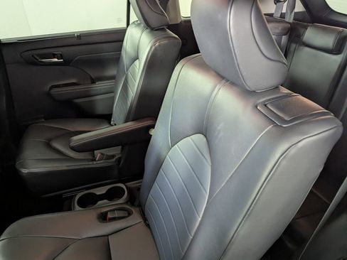 Used 2024 Toyota Highlander XLE image 17