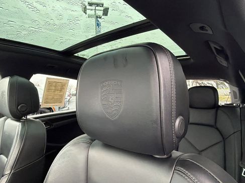 Used 2021 Porsche Macan w/ Premium Package image 11