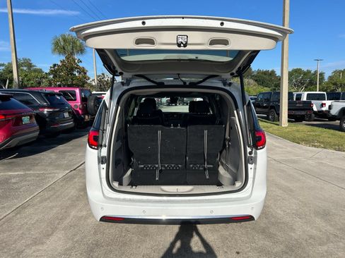 Used 2023 Chrysler Pacifica Limited AWD/4WD image 37