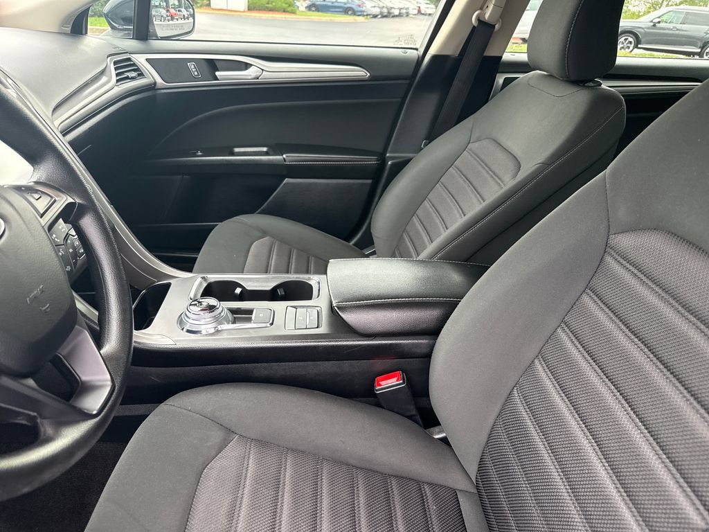 Used 2020 Ford Fusion SE FWD image 13