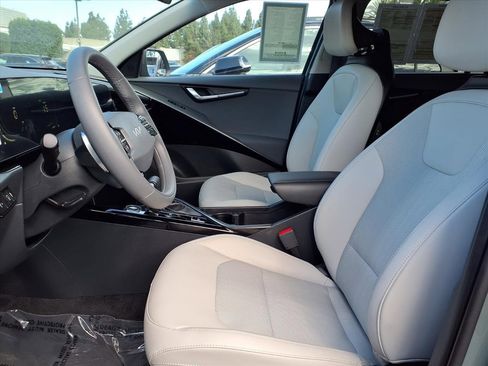 Certified 2025 Kia Niro EX image 9
