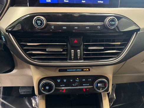 Used 2020 Ford Escape SE image 3