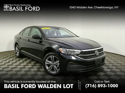 Used 2023 Volkswagen Jetta SE image 1