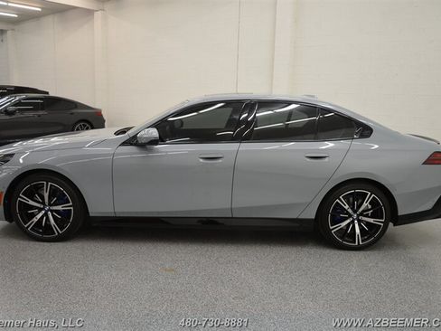 Used 2026 BMW 530i w/ M Sport Package RWD image 5