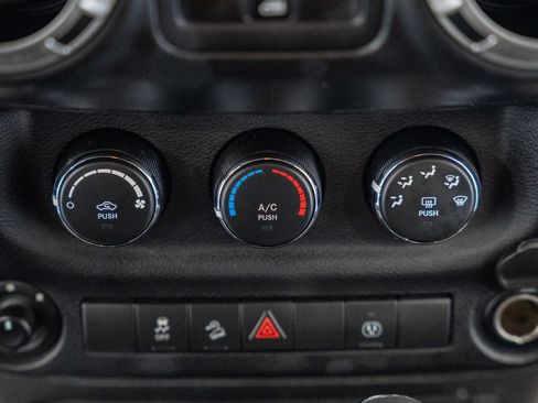 Used 2017 Jeep Wrangler Unlimited Sahara w/ Connectivity Group image 28