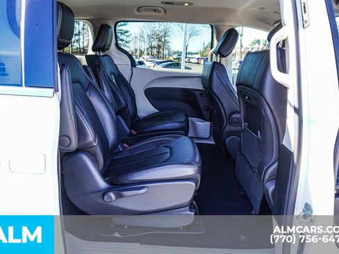 Used 2024 Chrysler Pacifica Select image 25