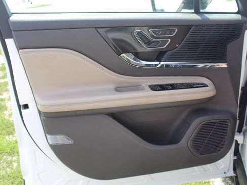 Used 2022 Lincoln Corsair AWD w/ Premium Package image 16