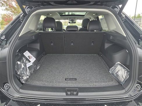 New 2026 Volkswagen Tiguan SE image 12