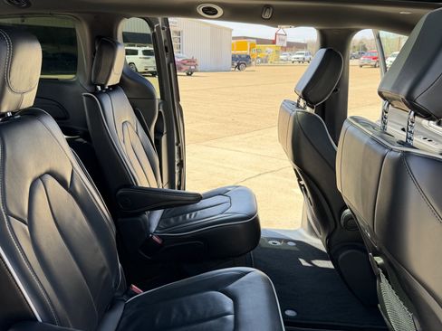 Used 2025 Chrysler Pacifica Limited image 36
