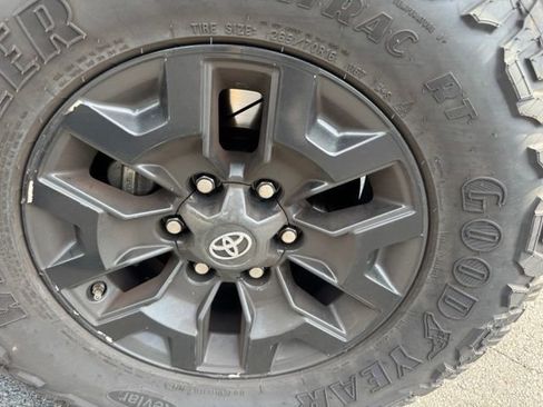 Used 2020 Toyota Tacoma TRD Off-Road w/ Technology Package AWD/4WD image 23