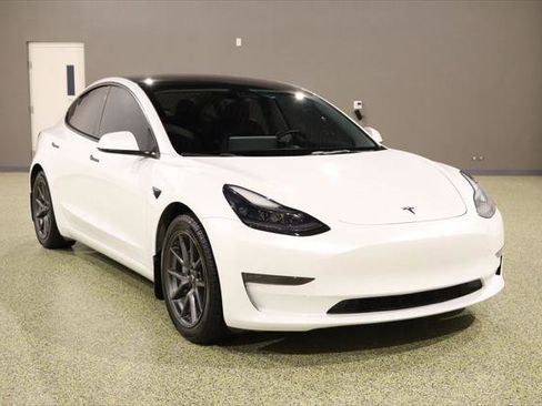 Used 2021 Tesla Model 3 Standard Range Plus image 1