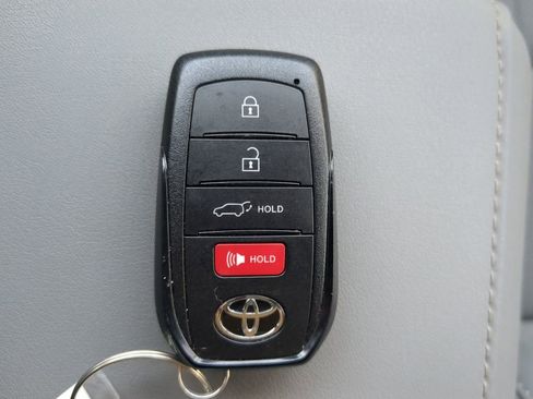 Used 2023 Toyota Venza LE image 33