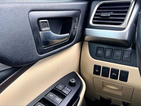 Used 2019 Toyota Highlander Limited FWD image 36