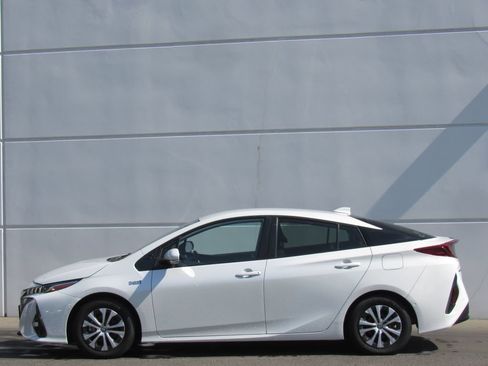 Used 2021 Toyota Prius Prime Limited FWD image 4