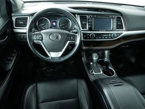 Used 2018 Toyota Highlander XLE image 19