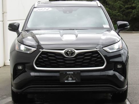 Used 2024 Toyota Highlander XLE AWD/4WD image 3