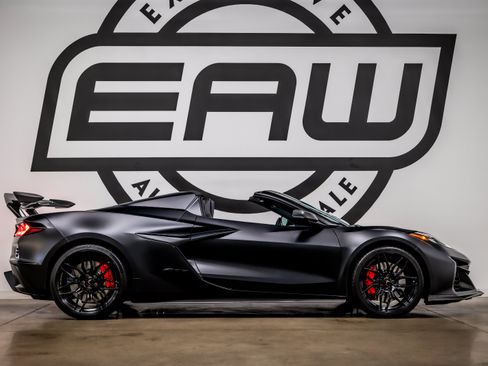 Used 2024 Chevrolet Corvette Z06 w/ Stealth Interior Trim Package RWD image 8