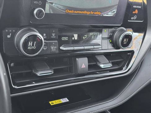 Used 2023 Toyota Highlander XLE image 16