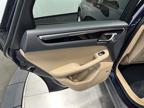 Used 2023 Porsche Macan AWD/4WD image 32