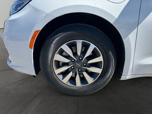 Used 2022 Chrysler Pacifica Touring-L image 14