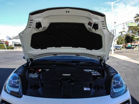 Used 2019 Porsche Cayenne image 46