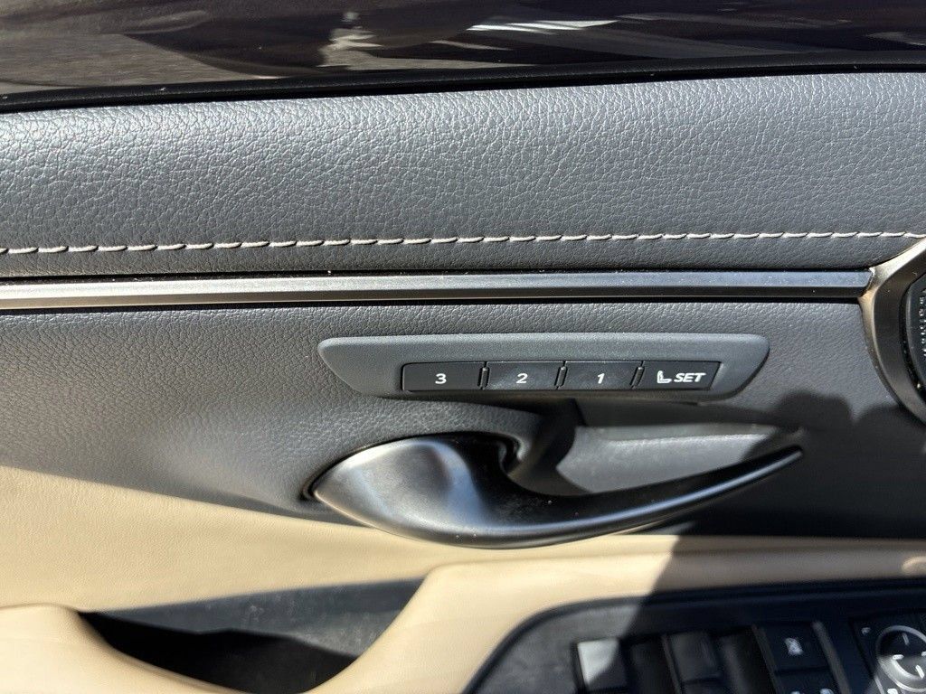 Used 2020 Lexus ES 300h w/ Premium Package FWD image 17