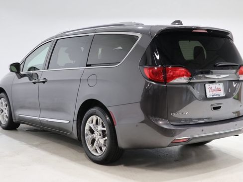 Used 2017 Chrysler Pacifica Limited w/ UConnect Theater Package FWD image 6