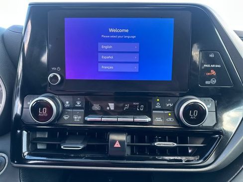 Used 2024 Toyota Highlander XLE FWD image 15