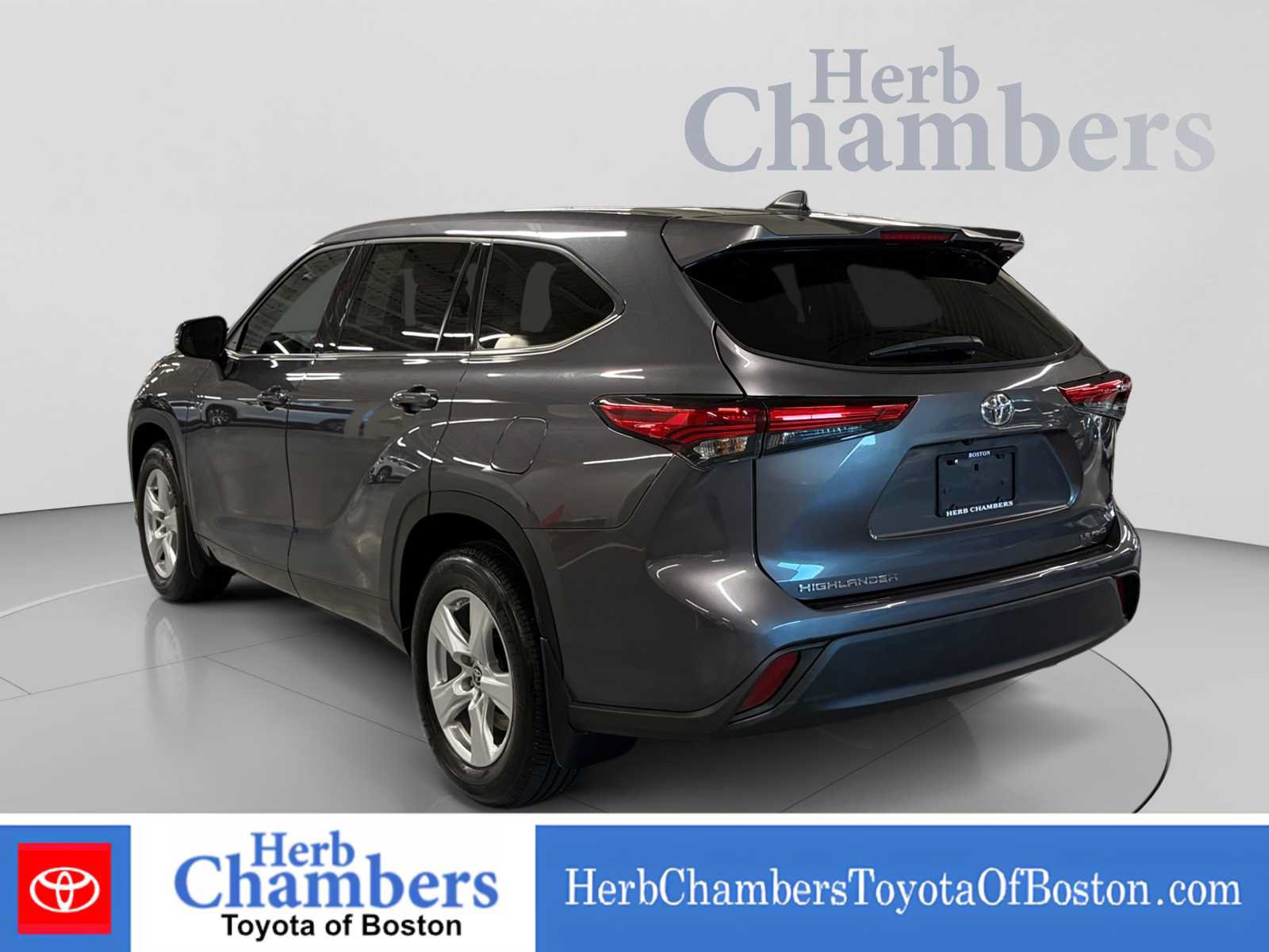 Used 2022 Toyota Highlander LE AWD/4WD image 3