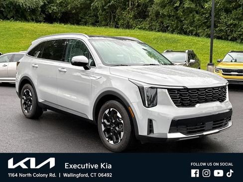Certified 2025 Kia Sorento S w/ Panoramic Sunroof Package FWD image 5