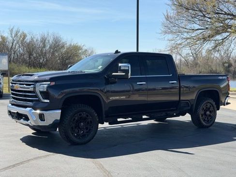 Used 2024 Chevrolet Silverado 2500 LTZ AWD/4WD image 3
