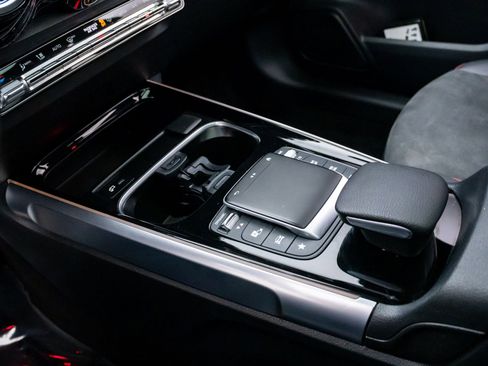 Used 2022 Mercedes-Benz GLB 250 4MATIC image 12